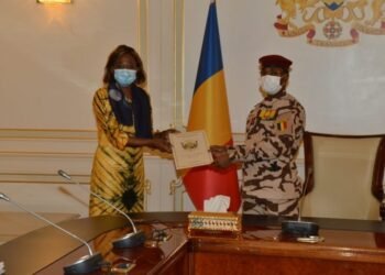 Le Tchad sous la direction de la France force la ministre des affaires étrangères de la RCA à signer un faux communiqué
