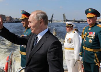 Russie: Défilé militaire de la marine russe à l&rsquo;occasion de son anniversaire de fondation