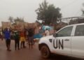 Des habitants de Bossangoa arrêtent la voiture de Minusca