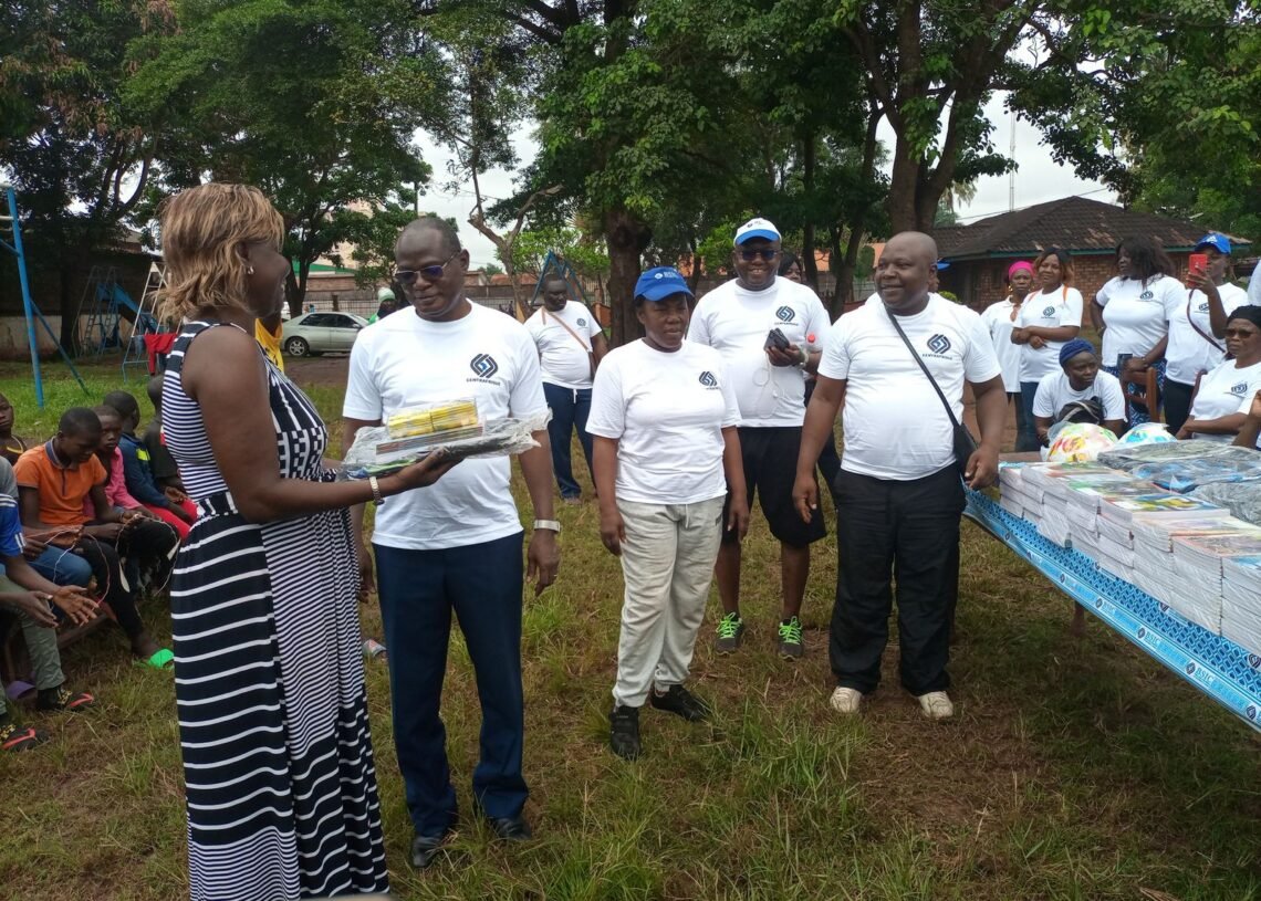 Le personnel de BSIC a remis des kits scolaires aux enfants de la rue