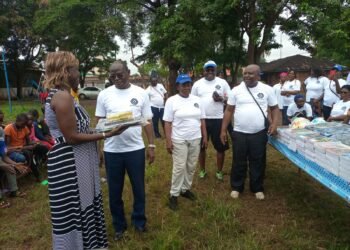 Le personnel de BSIC a remis des kits scolaires aux enfants de la rue