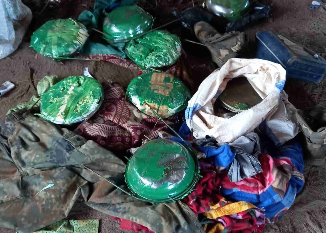 UN SITE DE STOCKAGE DE MINES IMPROVISÉES ET DE SYSTÈMES DE MISSILES ANTI-AÉRIENS RETROVÉS PAR LES FACA