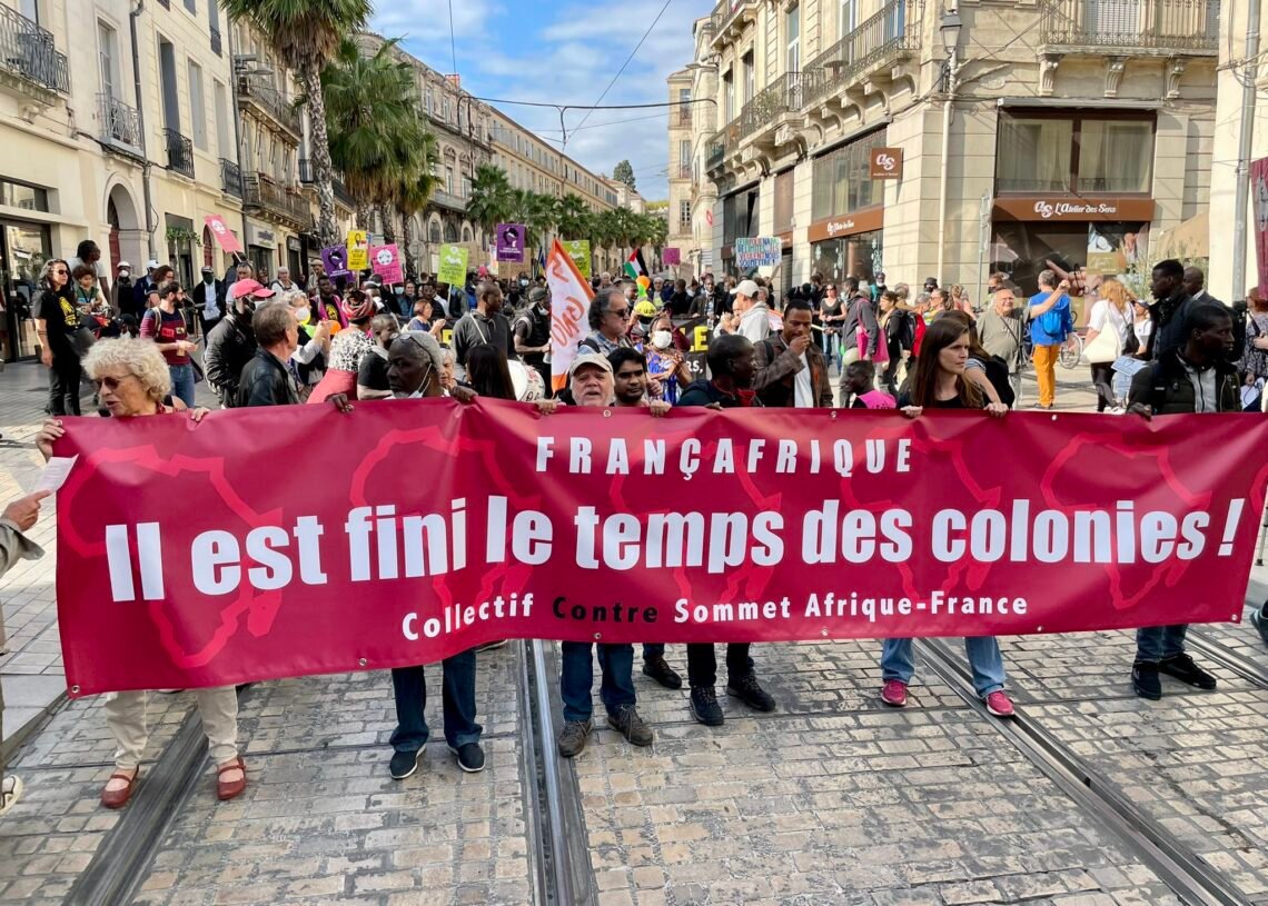 Banderole de tête: «FranceAfrique: il est fini le temps des colonies!»