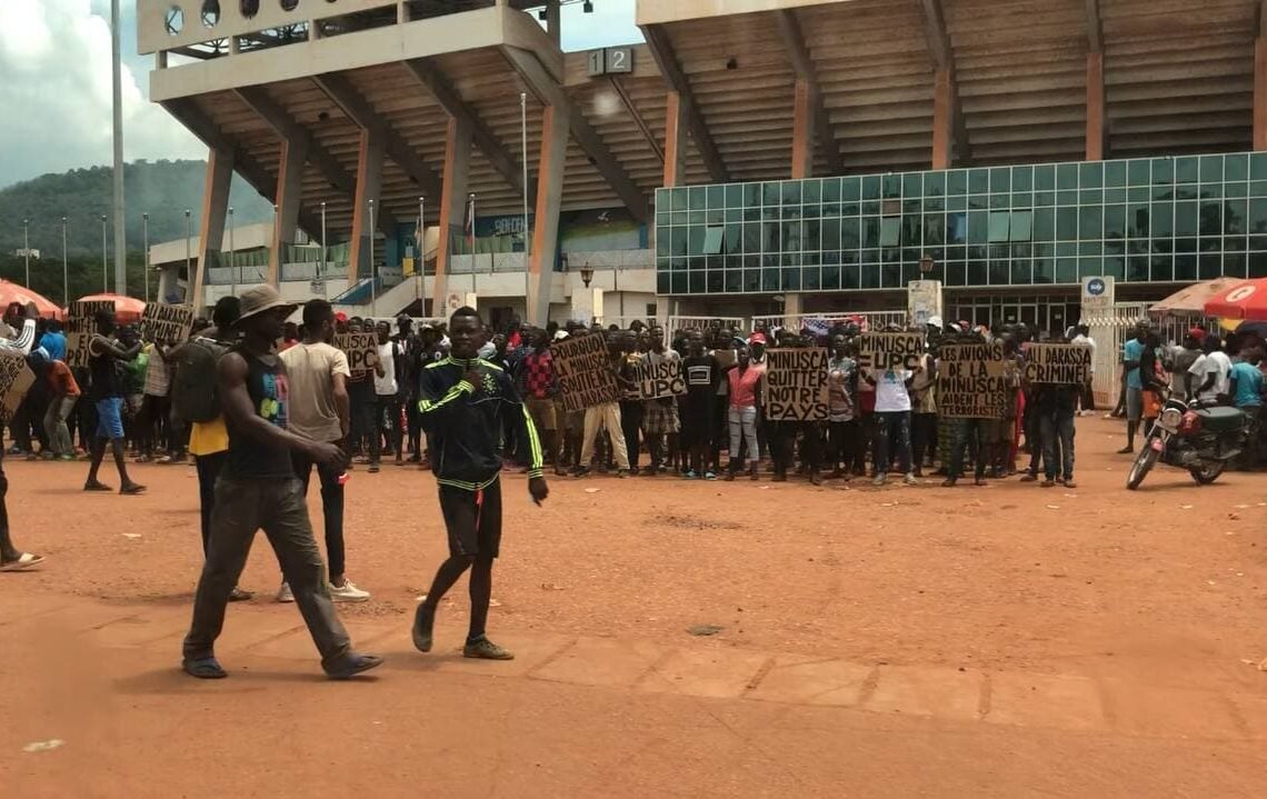 Manifestation à Bangui sous le titre, les hélicoptères de la MINUSCA aident les terroristes