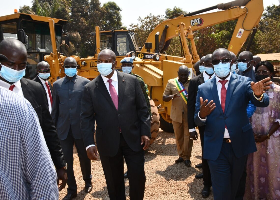 Le Président Touadera a remis des engins des Travaux Publics à l’Office National des Matériels