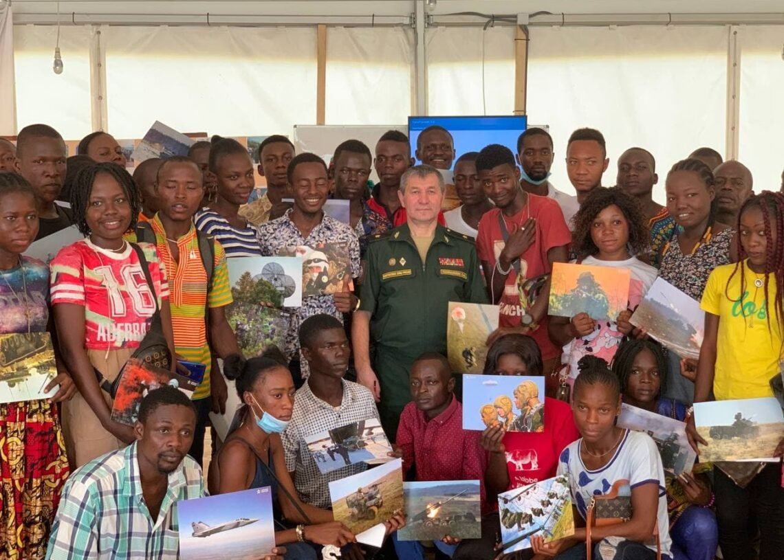 Le général Russe Anvar Galimullin a eu une rencontre avec les jeunes de la RCA