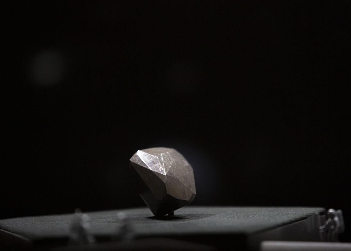 Le diamant noir «  Enigma » parmi les plus rares de diamants naturels et n&rsquo;a été découverte qu&rsquo;au Brésil et en République centrafricaine.
