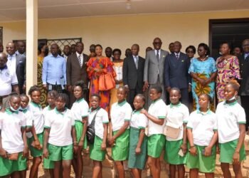 Félix Moloua a présidé la cérémonie de remise d’un plateau technique au Lycée professionnel Féminin