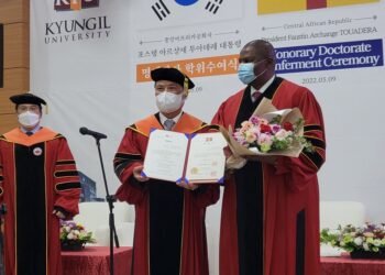 La décernation de grade de Doctorat Honoris Causa au Président Toudera