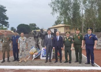 Le personnel de l&rsquo;ambassade en République centrafricaine dépose des fleurs devant le monument aux instructeurs  russes