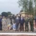 Le personnel de l&rsquo;ambassade en République centrafricaine dépose des fleurs devant le monument aux instructeurs  russes
