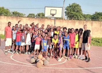 Centrafrique – Basket : L&rsquo;ancien international de Basket, Assistant coach et entraîneur de Sluc Nancy (Pro A France), Maxime Zianveni partage son expérience avec les académie de basket de Bangui