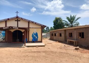 Le futur prêtre de l&rsquo;église russe orthodoxe Sèrge Voyemava s&rsquo;occupe de l&rsquo;école de Bimbo