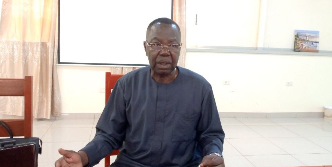 Albert Yaloké Mokpème répond aux questions sur la Сonstitution