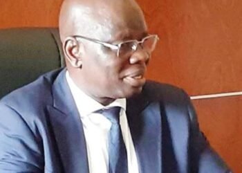 Ministre de l&rsquo;Equipement et des Travaux publics rapporte un projet de construction de routes en bitume