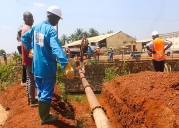 Les techniciens de la SODECA, travaillent à la réhabilitation des conduites d&rsquo;eau potable à Bangui