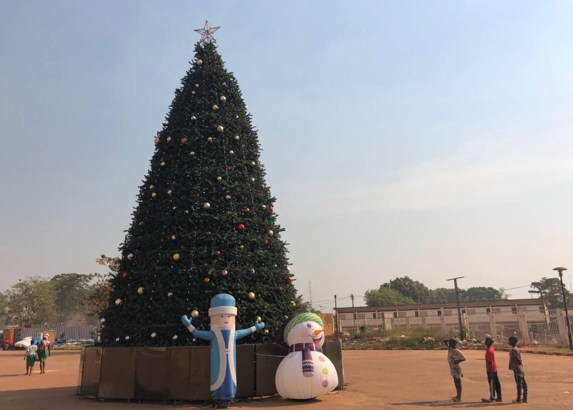 Un grand sapin de Noël installé au stade 20.000 places par les Amis Russes