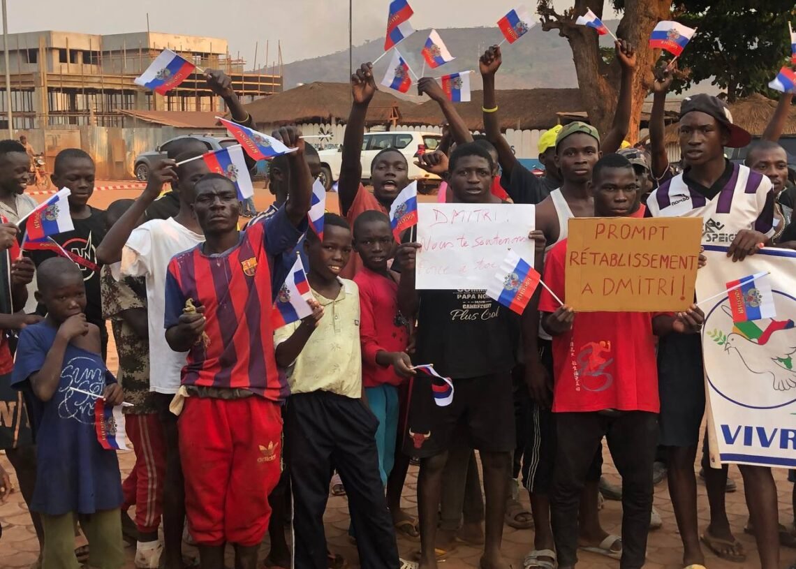 Les habitants de Bangui ont tenu un rassemblement près de la Maison russe pour soutenir Dimitri Sytiy