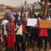 Les habitants de Bangui ont tenu un rassemblement près de la Maison russe pour soutenir Dimitri Sytiy