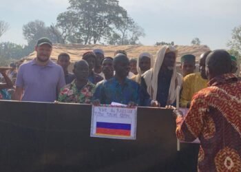 Des représentants du COSI font un don aux enfants du village de Djoubissi