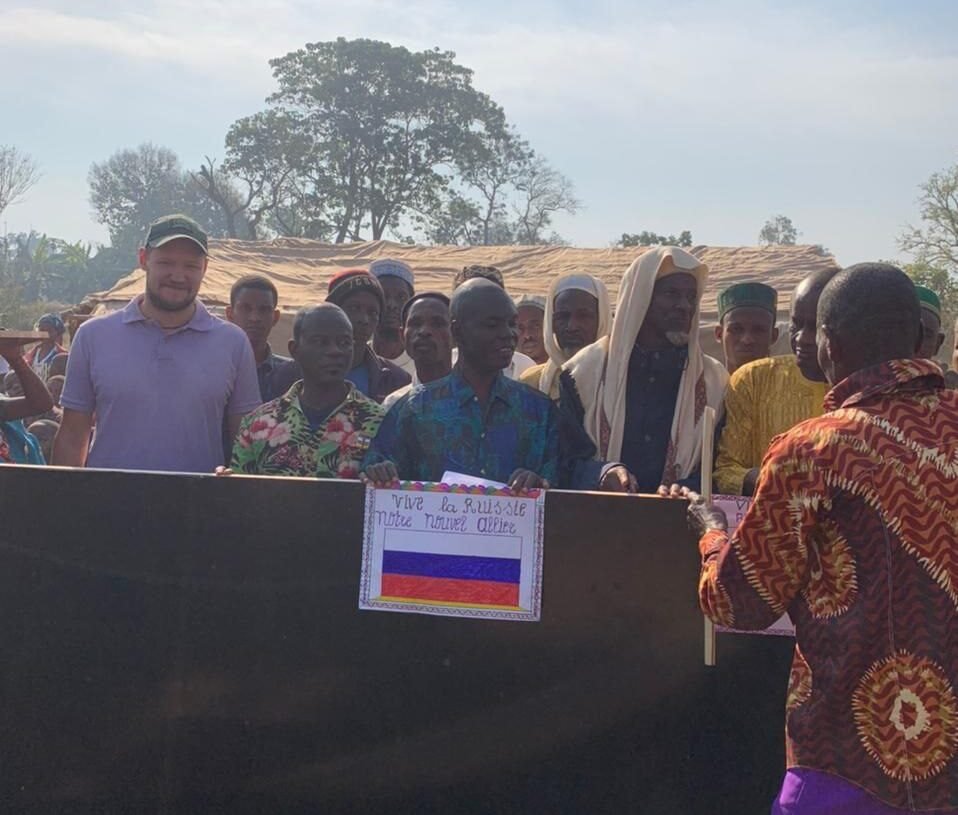 Des représentants du COSI font un don aux enfants du village de Djoubissi