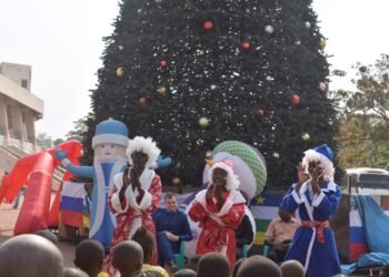 La Russie offre un arbre de Noël pour sentir le goût des vacances de Noël