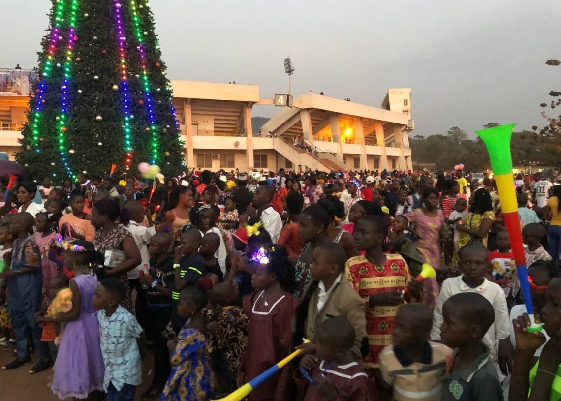 Organisation d’un événement familial près du sapin de Noël