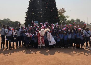 La Mission russe et la Maison russe ont organisé une fête autour d’un arbre de Noël au stade de 20 milles places pour célébrer le Nouvel An de l’ancien calendrier