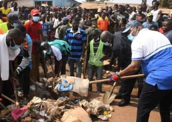 Le Président de la République a pris part a l’opération »Kwa ti kodro » au marché Kokoro au km5 et au marché Petevo
