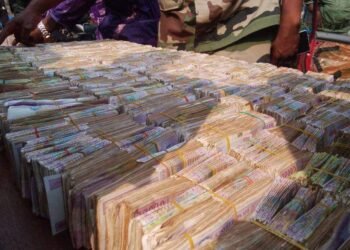 Deux hommes arrêtés avec de grandes quantités d&rsquo;argent liquide et de lingots d&rsquo;or