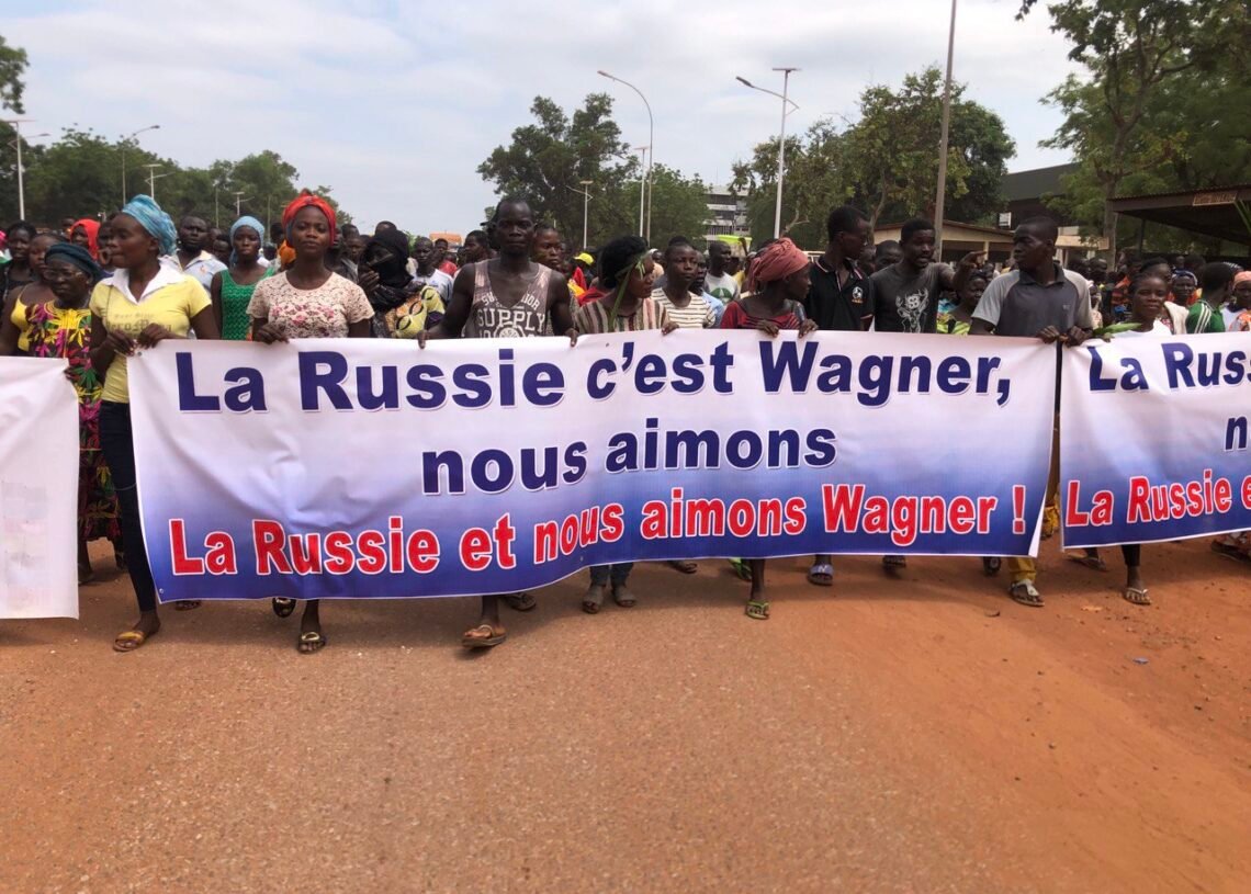 Marche pour les alliés et contre les fausses informations