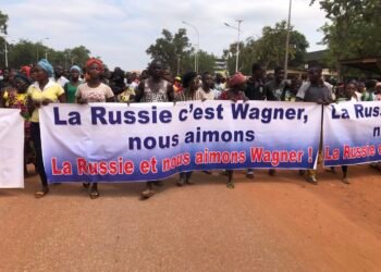 Marche pour les alliés et contre les fausses informations