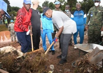 Le Président Touadéra a participé au nettoyage de la rue Soсagi et a ordonné sa restauration