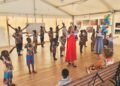 Une danse pour la paix présentée par les enfants centrafricains et russes à la maison russe à Bangui