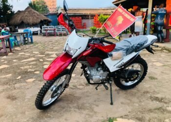Remise d&rsquo;une moto au gagnant d&rsquo;un concours organisé par Africa ti l&rsquo;or