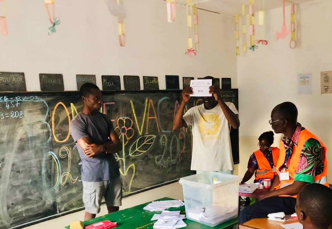 Selon la Direction Nationale de Campagne Référendaire, la nouvelle Constitution est votée à 90%, avec un taux de participation de 70%