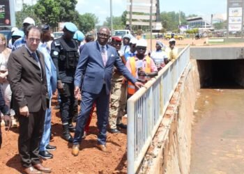 Le Premier ministre Félix Moloua évalue la construction du collecteur aviation dans les 1er et 2ème arrondissements de Bangui