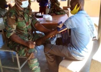 Les médecins militaires des FACA soignent gratuitement la population de la préfecture de la Lobaye