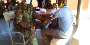 Les médecins militaires des FACA soignent gratuitement la population de la préfecture de la Lobaye