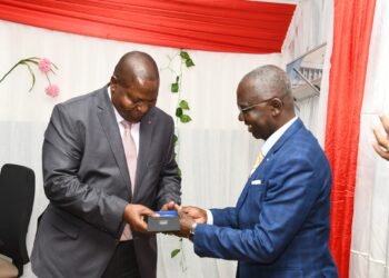 Le Professeur Emmanuel Nakoune de l&rsquo;Institut Pasteur de Bangui a reçu le prestigieux Prix Christophe Mérrieux 2024