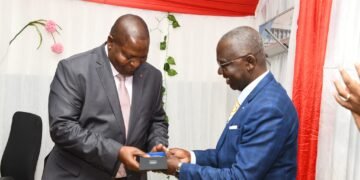 Le Professeur Emmanuel Nakoune de l&rsquo;Institut Pasteur de Bangui a reçu le prestigieux Prix Christophe Mérrieux 2024