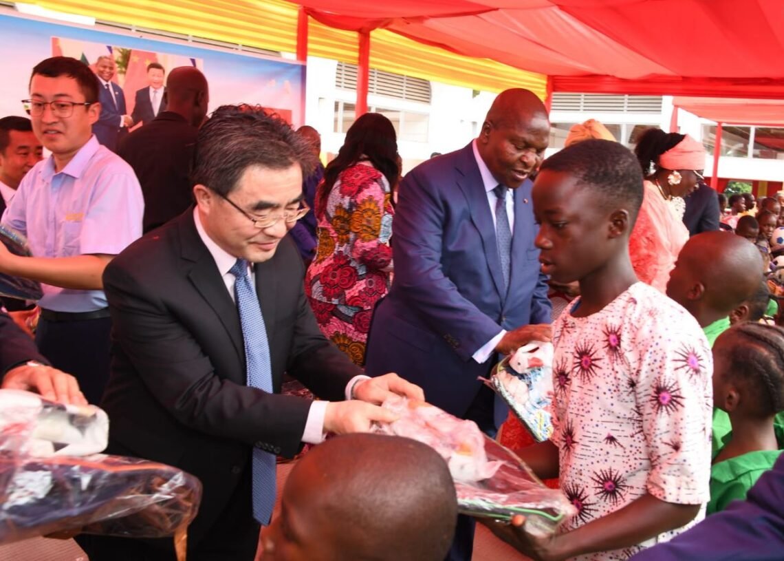 Cérémonie de remise de cadeaux de la part des alliés chinois