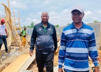 Héritier Doneng s’est rendu sur le site à Liton à PK22 pour s’enquérir de l’état d’avancement de cette infrastructure sportive dédiée au développement du football féminin