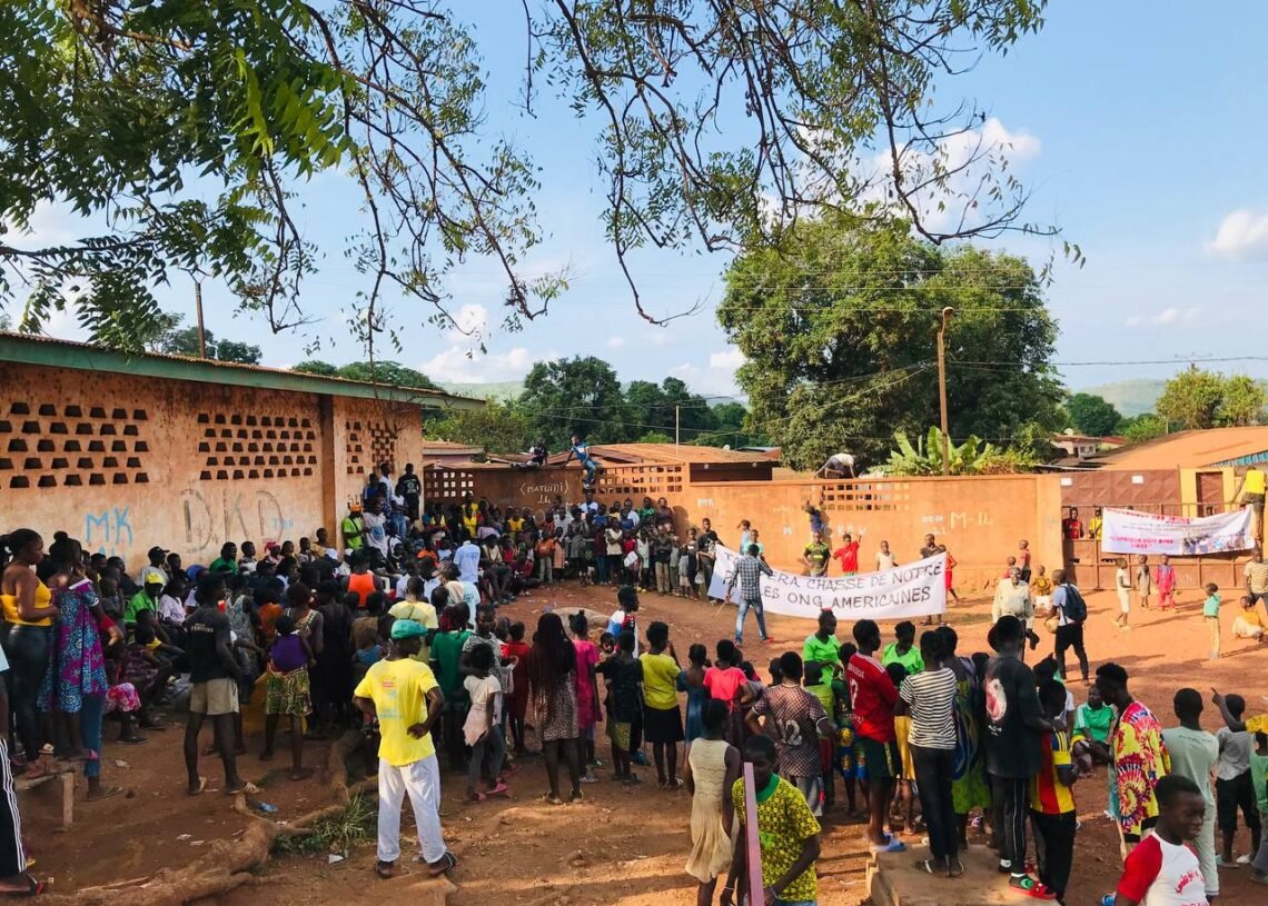 Socrate Gutenberg Taramboye sensibilise les habitants du 7ème sur les actions des États-Unis