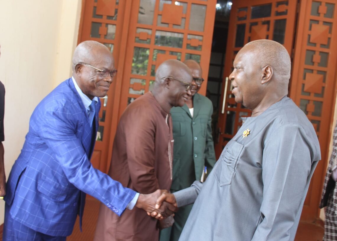 Le Président de l’Assemblée Nationale, Simplice Mathieu Sarandji, a accueilli six Secrétaires Généraux des principales centrales syndicales du pays