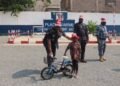 La police a distribué des jouets aux orphelins