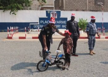 La police a distribué des jouets aux orphelins