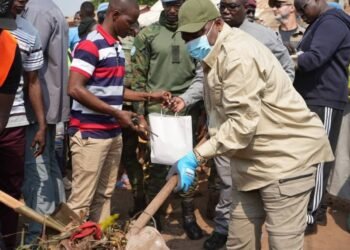 Le Président Touadera appelle les habitants du 2ème arrondissement de Bangui à prendre en charge la propreté de leur quartier