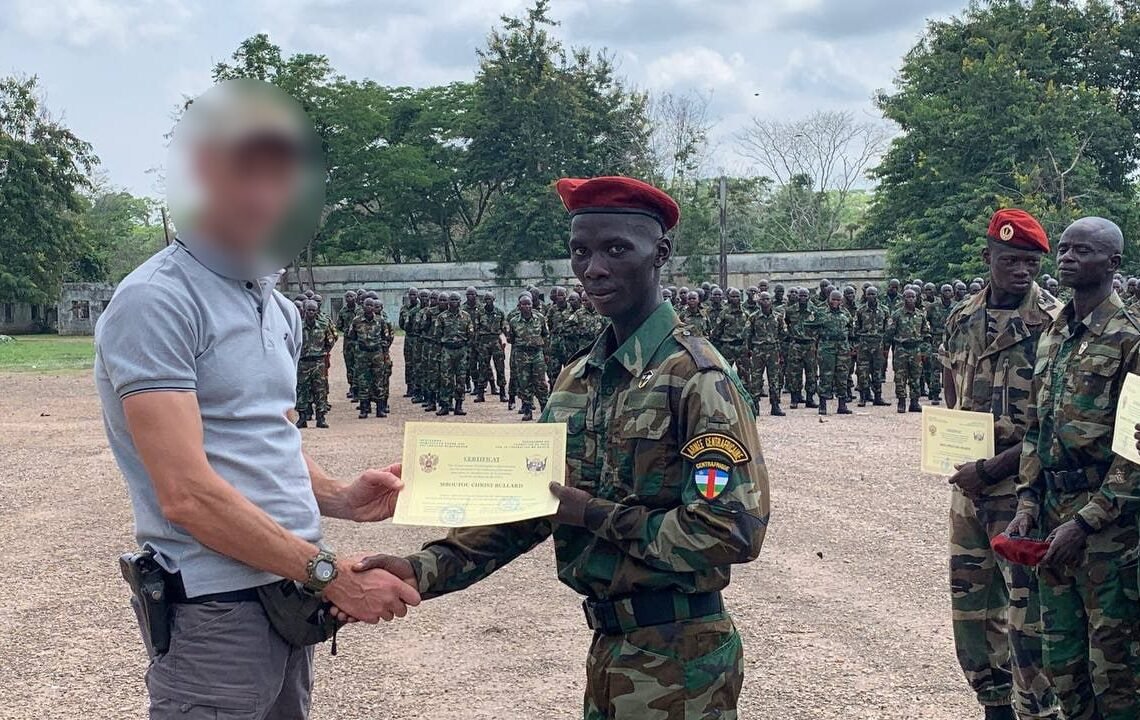 Une cérémonie de présentation au drapeau des recrus des FACA au Bérengo