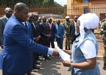 Les travailleurs remettent un mémorandum au Président Touadéra